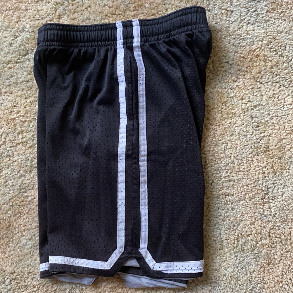 Boy’s mesh athletic shorts - Picture 3 of 11